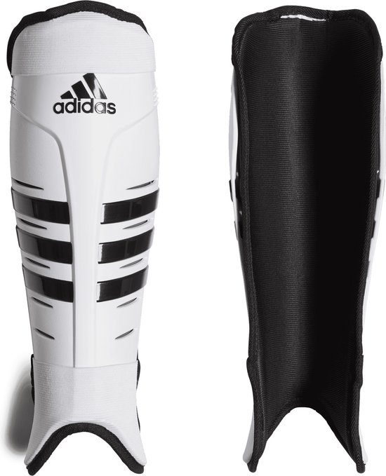 Set van witte Adidas scheenbeschermers met zwarte strepen. Eén is de voorkant, de andere de binnenkant.