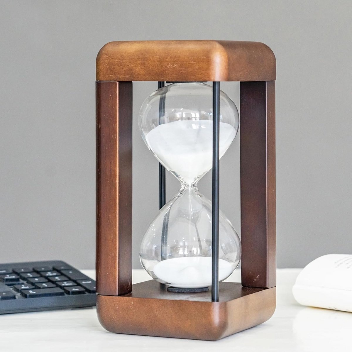 Grote Zandloper - Uurglas Decoratie - Productief Werken - Notenhouten Frame - 60 Minuten - Wit