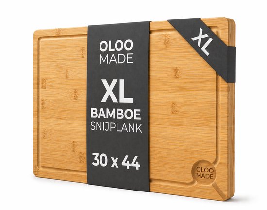 Planche à découper XL en bambou 30x44 cm, avec une bande noire avec logo et texte OLOO MADE.