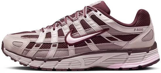 Paarse Nike P-6000 sneaker met beige overlays, witte swoosh en 'P-6000' opdruk.