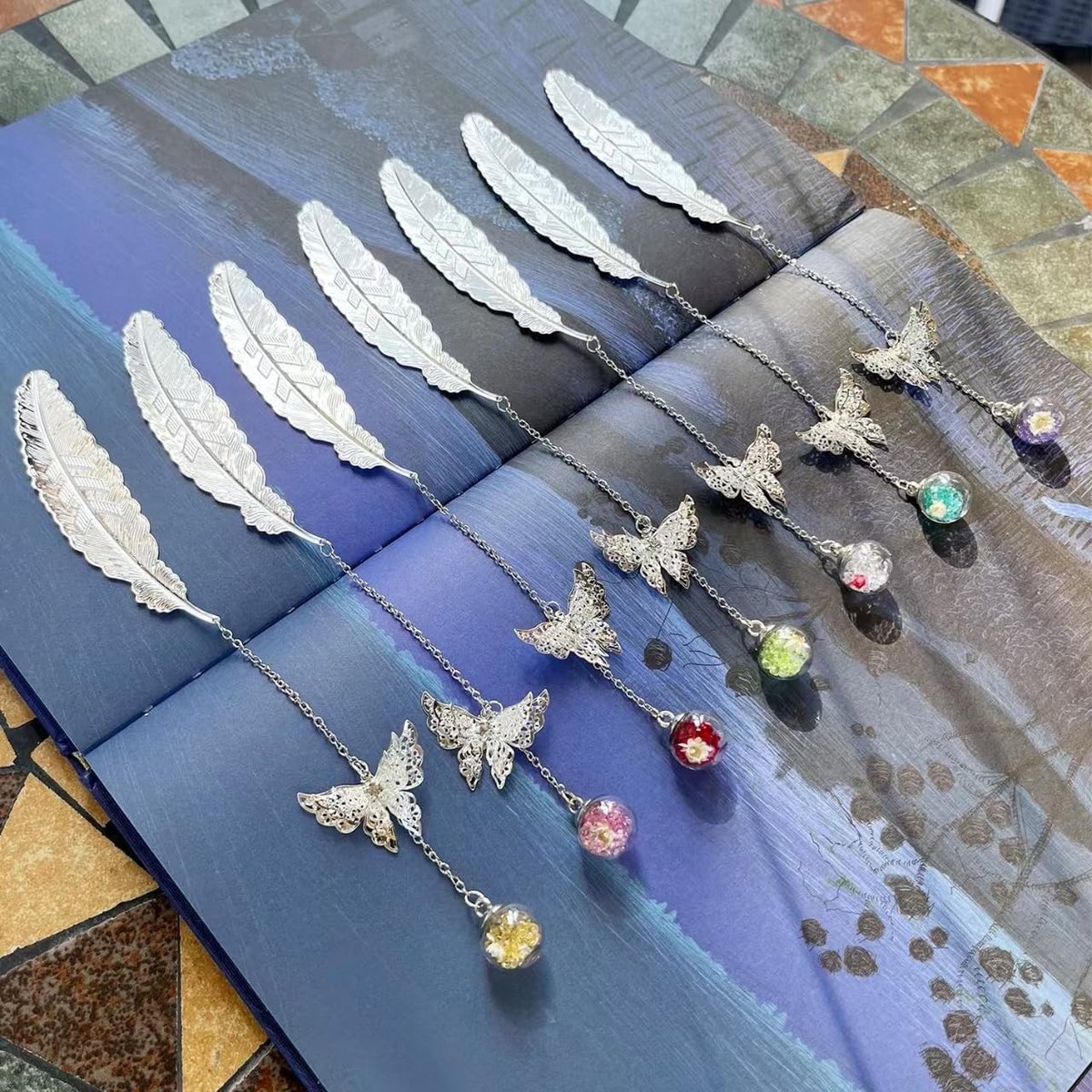 Elegante metalen veren boekenleggers met 3D vlinderhanger - Perfect als cadeau voor boekenliefhebbers, studenten en leraren, ideaal voor kerstdecoratie en leesplezier