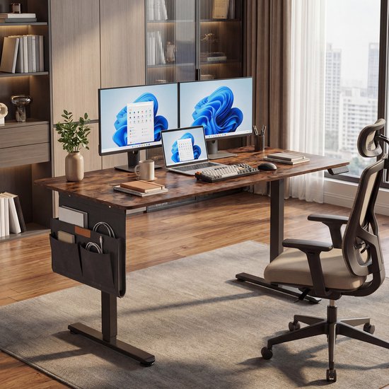 Zit-sta bureau met verweerd houten blad, twee monitors en een laptop, in een modern kantoor.