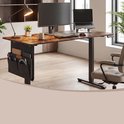 Verstelbaar bureau met verweerd houten blad, in een kantooromgeving met een lamp en computer.