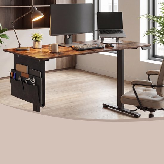 Verstelbaar bureau met verweerd houten blad, in een kantooromgeving met een lamp en computer.