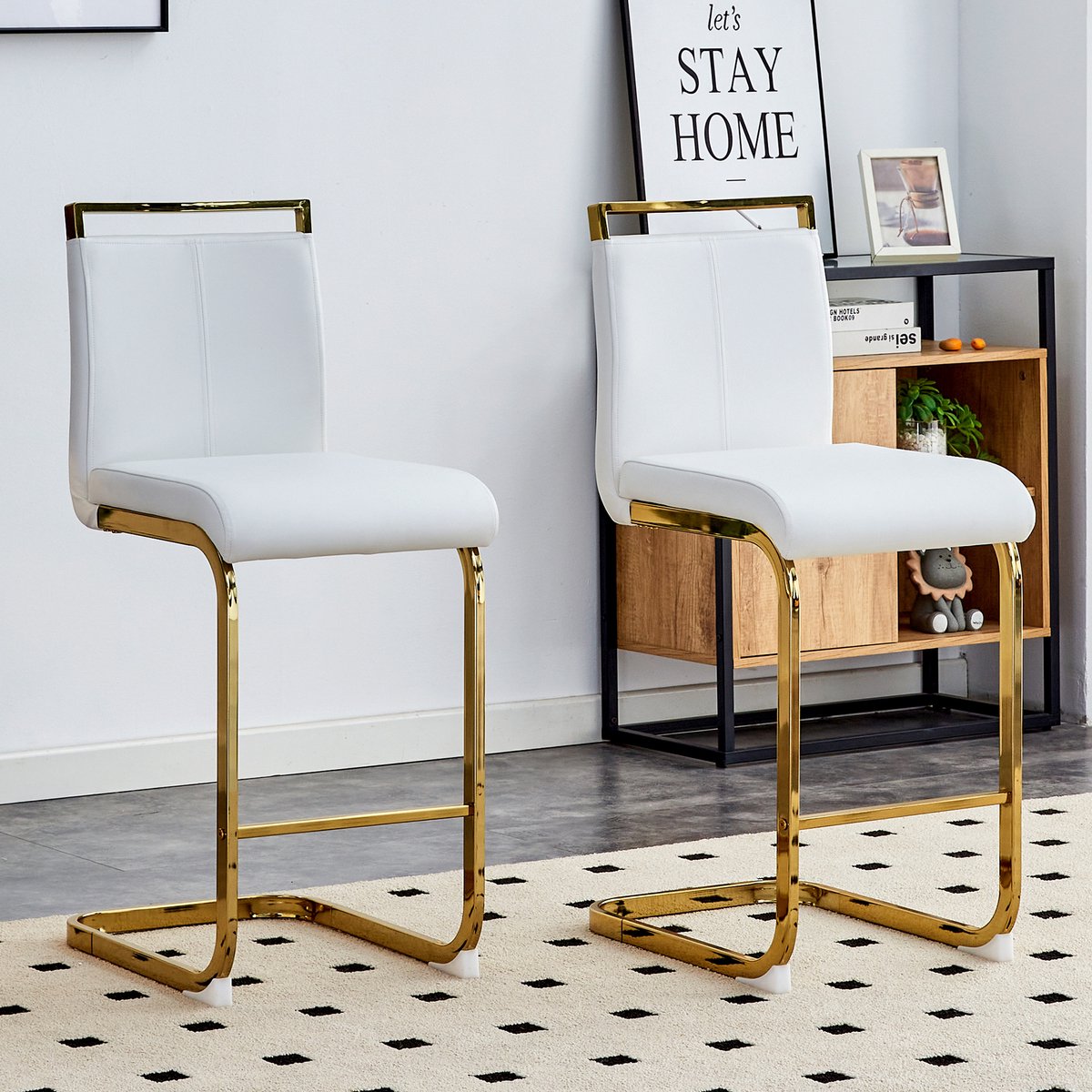 Set van twee barkrukken in Scandinavische stijl (2 stuks). Gemaakt van hoogwaardig wit kunstleer met goudkleurige metalen poten. Geschikt voor restaurants, keukens, etc. Totale hoogte: 96,5 cm.