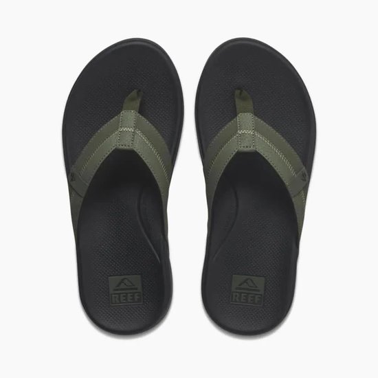 Zwarte Reef slippers met olijfgroene banden en een Reef logo op de binnenzool.