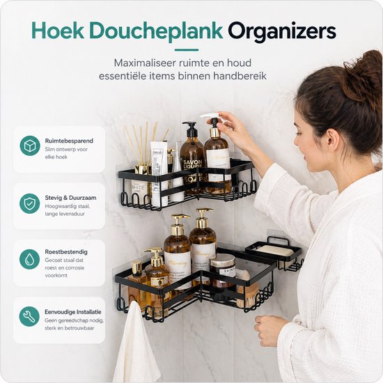 Vrouw in witte badjas plaatst flessen op zwarte hoek doucheplank organizer, met pictogrammen voor ruimtebesparing, duurzaamheid en corrosiebestendigheid.