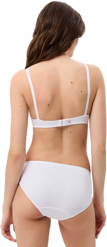 Model van achteren gezien in een witte beha met verstelbare bandjes en witte slip met geschulpte rand.