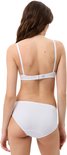 Model van achteren gezien in een witte beha met verstelbare bandjes en witte slip met geschulpte rand.