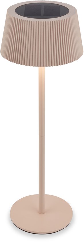 Beige tafellamp met geplooide kap, slanke staander en ronde voet, geïsoleerd op witte achtergrond.
