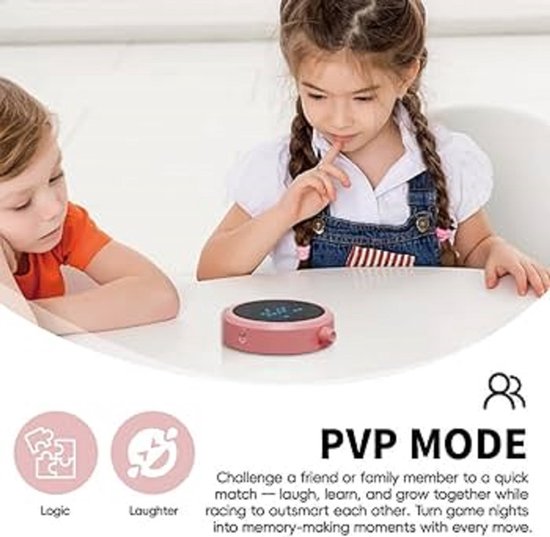 Twee kinderen spelen met een roze, draagbare spelcomputer met LED-scherm.