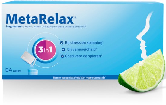 Doos MetaRelax met magnesium, folate, vitamine D en B-vitamines. Met het opschrift '3in1', en tekst over stress, vermoeidheid en spieren. Met een partje limoen.