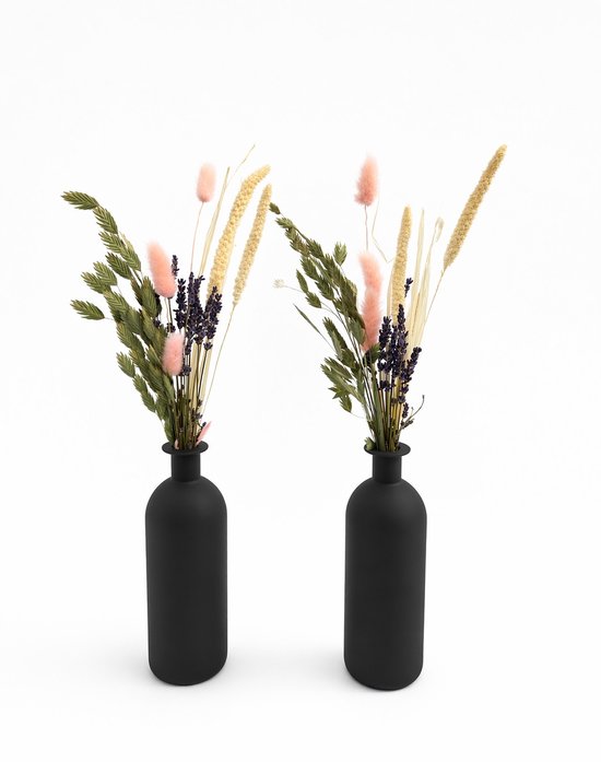 Droogbloemen in mat zwarte vaas.
