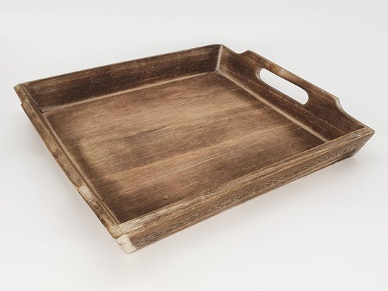 Een vierkant, houten dienblad met een verweerde, natuurlijke afwerking en uitgesneden handvatten aan de zijkanten.