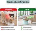 Vergelijking van eetposities: Links een kat met rode pijnuitstraling bij de nek die uit een lage bak eet. Rechts een rode kat die comfortabel uit een verhoogde lichtblauwe bak eet.