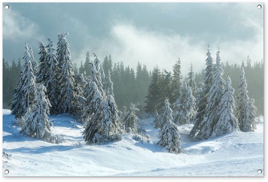 Tuinposter met een winters, besneeuwd boslandschap en metalen ophangringen in de hoeken.