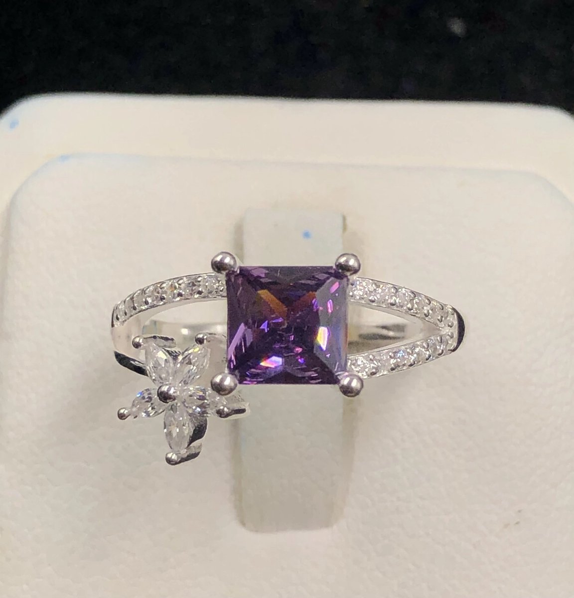 925 Zilveren Ring met Paarse Cubic Zirconia - Damesring met Split Band Design - Ringmaat 6 - Elegant Cadeau voor Haar