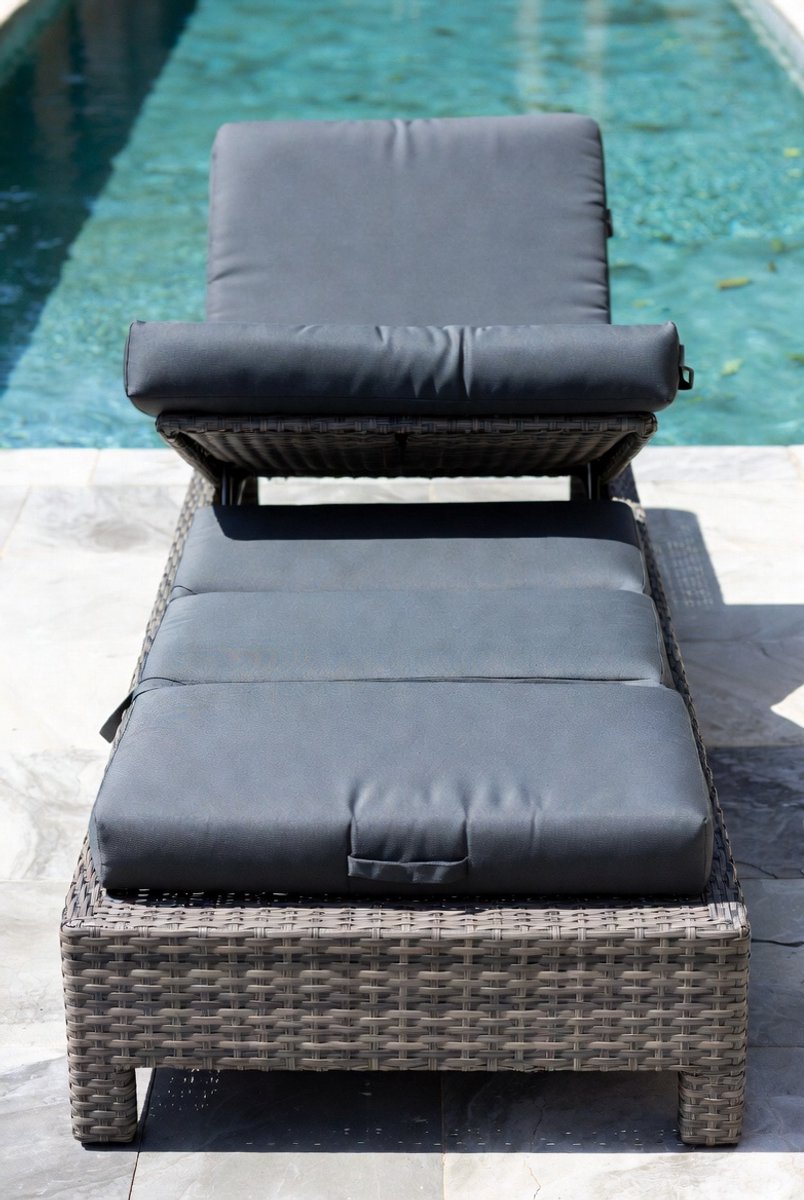 Luxe Polyrotan Zonnebed met Kussen – 5-voudig Verstelbare Rugleuning – Weerbestendig PE-Rotan & Robuust Stalen Frame – Comfortabel Afneembaar Kussen – Antraciet | MedaHomeStore