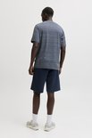 Donkerblauwe, gemêleerde T-shirt met korte mouwen op een man, met marineblauwe shorts.