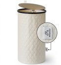 Crèmekleurige MAZAZU wasmand met ruitpatroon en deksel. Label 'MAZAZU' zichtbaar.