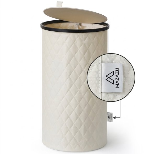 Crèmekleurige MAZAZU wasmand met ruitpatroon en deksel. Label 'MAZAZU' zichtbaar.