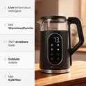 Zwarte waterkoker met glazen kan en aanraakscherm, naast een lijst met functies: Live temperatuur, Warmhoudfunctie, 360° draaibare basis, Dubbele isolatie, Kalkfilter.