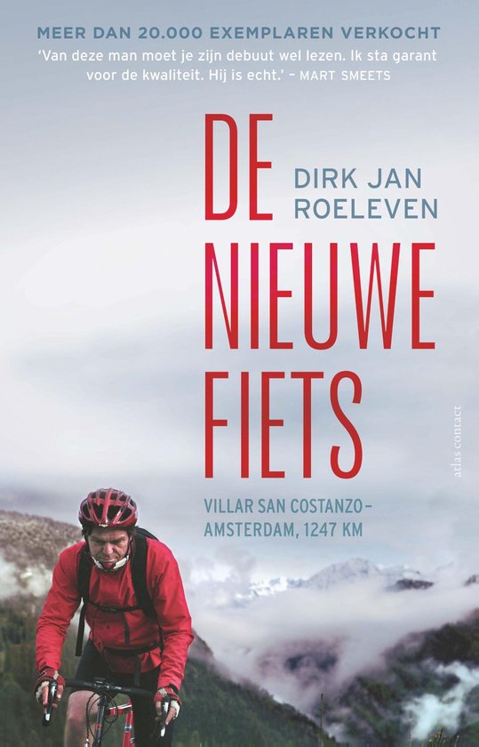 Boek 'De Nieuwe Fiets' door Dirk Jan Roeleven over een fietstocht van Villar San Costanzo naar Amsterdam, met op de cover een wielrenner in rood.