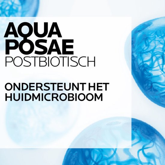 Tekst "AQUA POSE ANTI-POSTBIOTISCH, ONDERSTEUNT HET HUIDMICROBIOOM" op lichte achtergrond met blauwe bubbels.