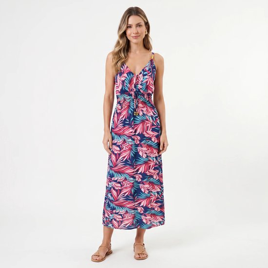 Model in een donkerblauwe maxi-jurk met bladprint, V-hals, ceintuur en gouden details op de bandjes.