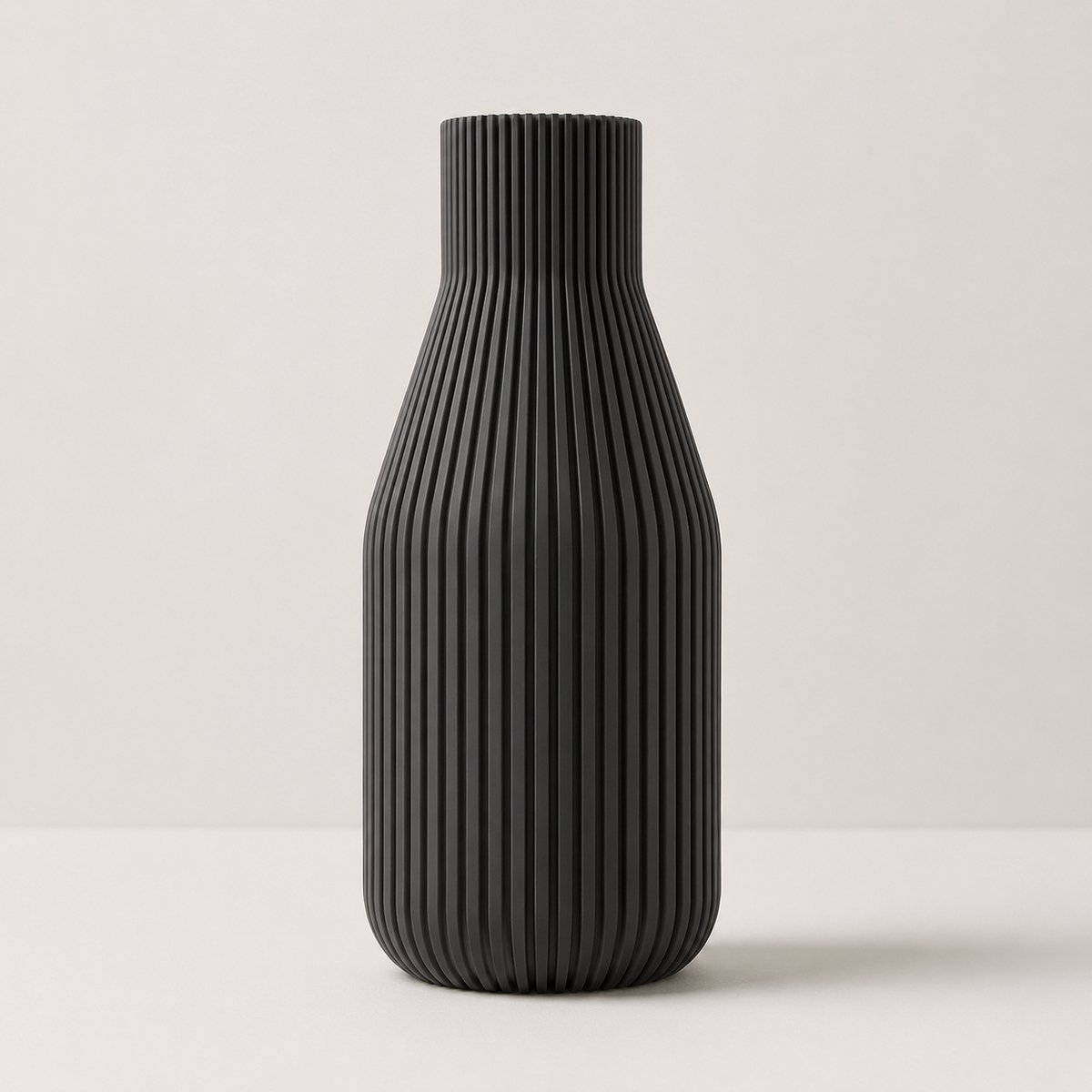 Waterdichte Ribbed Design Vaas – 32 cm – Japandi Vaas – Moderne Woondecoratie – Matt Zwart – LayerMakers