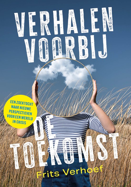 Boek "Verhalen voorbij de toekomst" van Frits Verhoef. Persoon met gestreept shirt houdt een spiegel voor het gezicht, waarin een blauwe lucht met wolken weerspiegeld wordt.