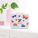 Witte koffer met gele handgreep, versierd met stickers van een vlinder, auto, ijsje, regenboog, watermeloen, bloemen, bril en Connetix-logo.