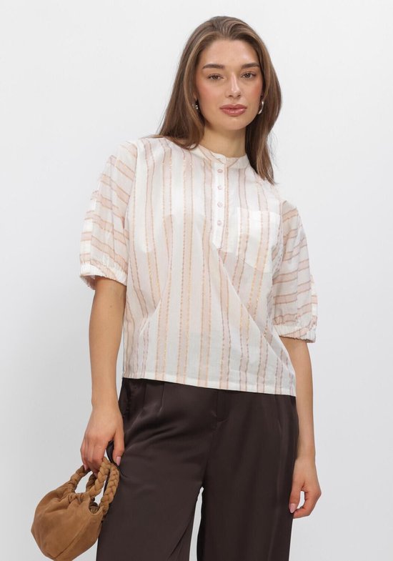 Model draagt wit hemd met roze en gouden strepen, met knoopjes en opgestikte zak. Draagt bruine broek.