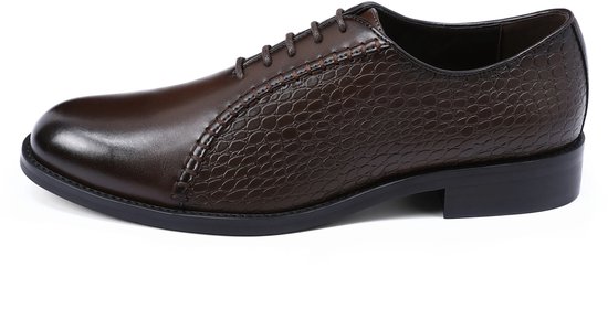 Donkerbruine leren schoen met krokodillenprint op de zijkant, spitse neus en veters.