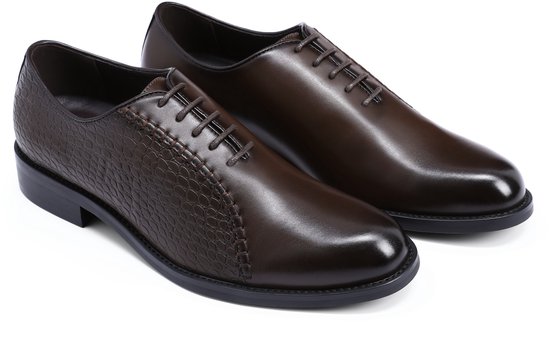 Paar donkerbruine, spitse veterschoenen met crocoprint op de zijkant.