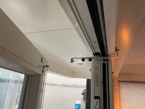 Sluitingsmechanisme van een schuifdeur met zicht op water.