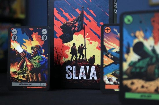 Drie kaarten en de speldoos van "SLA'A". De doos toont een vlag op een heuveltop, geflankeerd door soldaten.