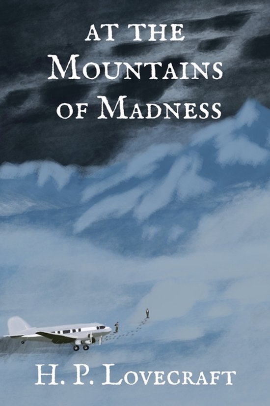 Boekomslag: At The Mountains of Madness door H.P. Lovecraft met een vliegtuig boven besneeuwde bergen.