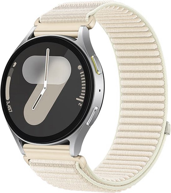 Crèmekleurige nylon horlogeband met geweven structuur, bevestigd aan een smartwatch.