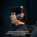 Zwarte headset met microfoon op een man met een donkere hoodie.