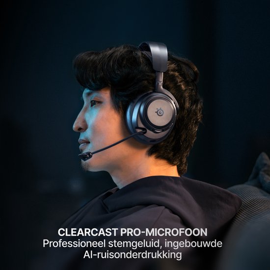Zwarte headset met microfoon op een man met een donkere hoodie.