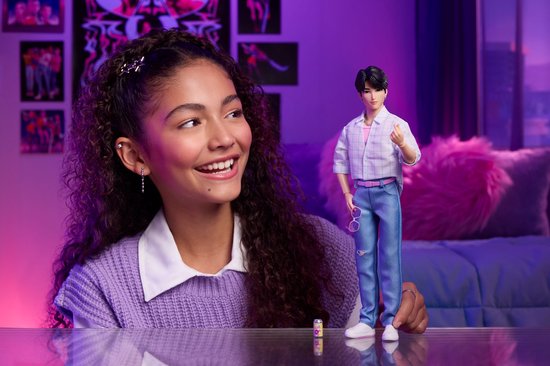 Meisje met krullend haar kijkt naar Jinu pop met roze zonnebril, geruit overhemd en gescheurde jeans.