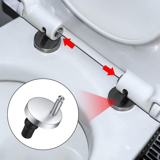 Close-up van twee verchroomde toiletbril scharnieren op een witte wc-bril. Een rode pijl toont hoe de scharnieren worden gemonteerd.