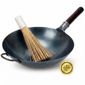 Zwarte wokpan met houten handvat en een bamboe wokborstel, met een gouden "Premium Quality" zegel.
