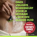 Gillette BODY scheermes met groene kop, gebruikt op een lichaam bedekt met scheerschuim, met Men's Health Editor's Choice logo.