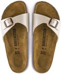 Lichtgrijze Birkenstock Madrid slippers met koperkleurige gesp.