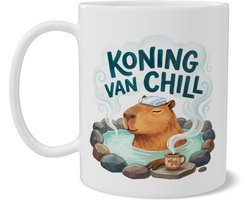 Mok met capybara in bad en tekst Koning van Chill
