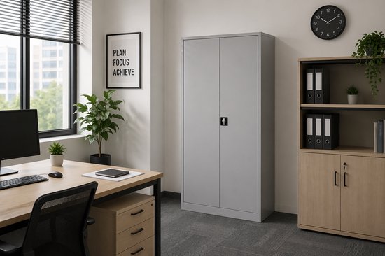 Grijze metalen archiefkast in een modern kantoor met bureau en raam.