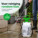 Man met zwarte handschoenen gebruikt een witte 5 liter drukspuit met groene details om buiten te reinigen.