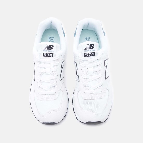 Dessus de baskets New Balance 574 blanches avec des lacets blancs.